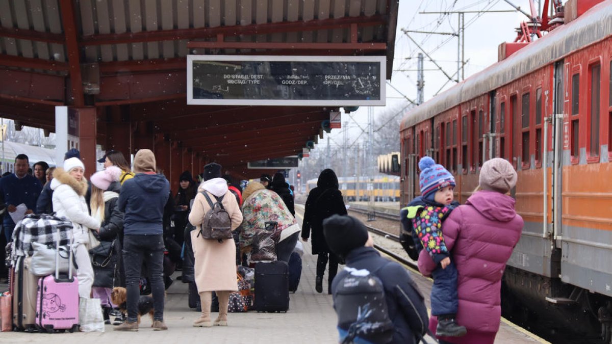 Andana de l'estació de tren de Przemysl, a Polònia, on milers de refugiats arriben cada dia fugint de la guerra a Ucraïna.