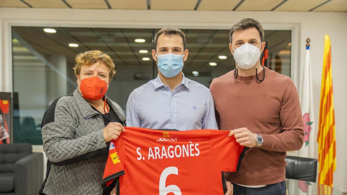 Aragonès (centre) amb la presidenta Balsells i Toni Sánchez.