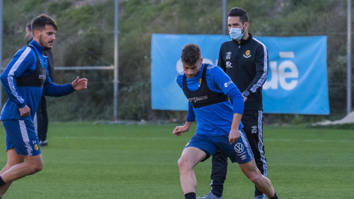 Pol Prats durant el primer entrenament del Nàstic després de les vacances de Nadal.