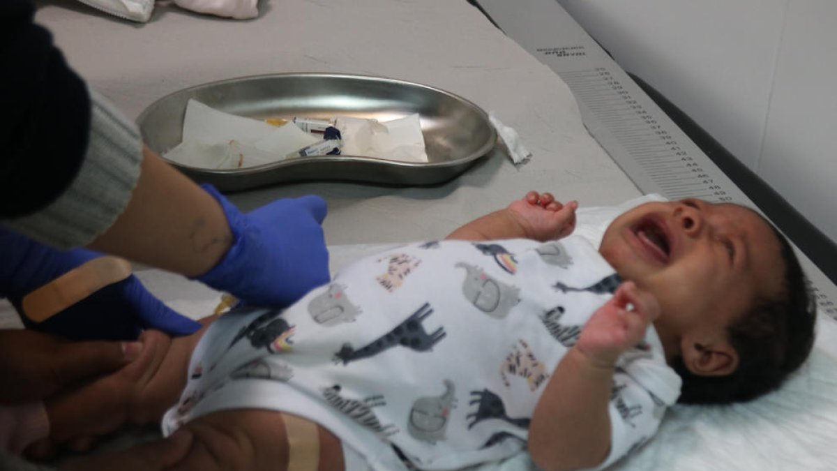 Imagen de un bebé recibiendo la vacuna.