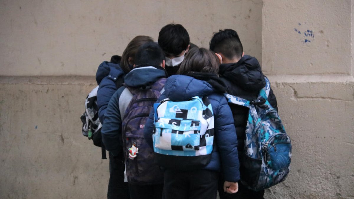 Ungrup de nens abans d'entrar a l'escola.