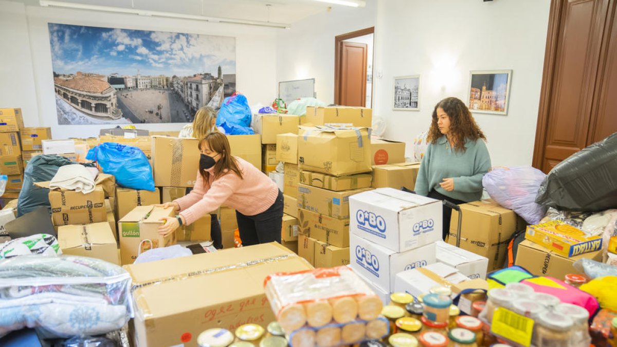 El local de Open Europe lleno de las cajas con ropa y alimentos para enviar a Ucrania.