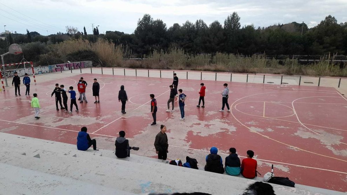 Un grup nombrós de nens jugant a la pista aquest passat cap de setmana.