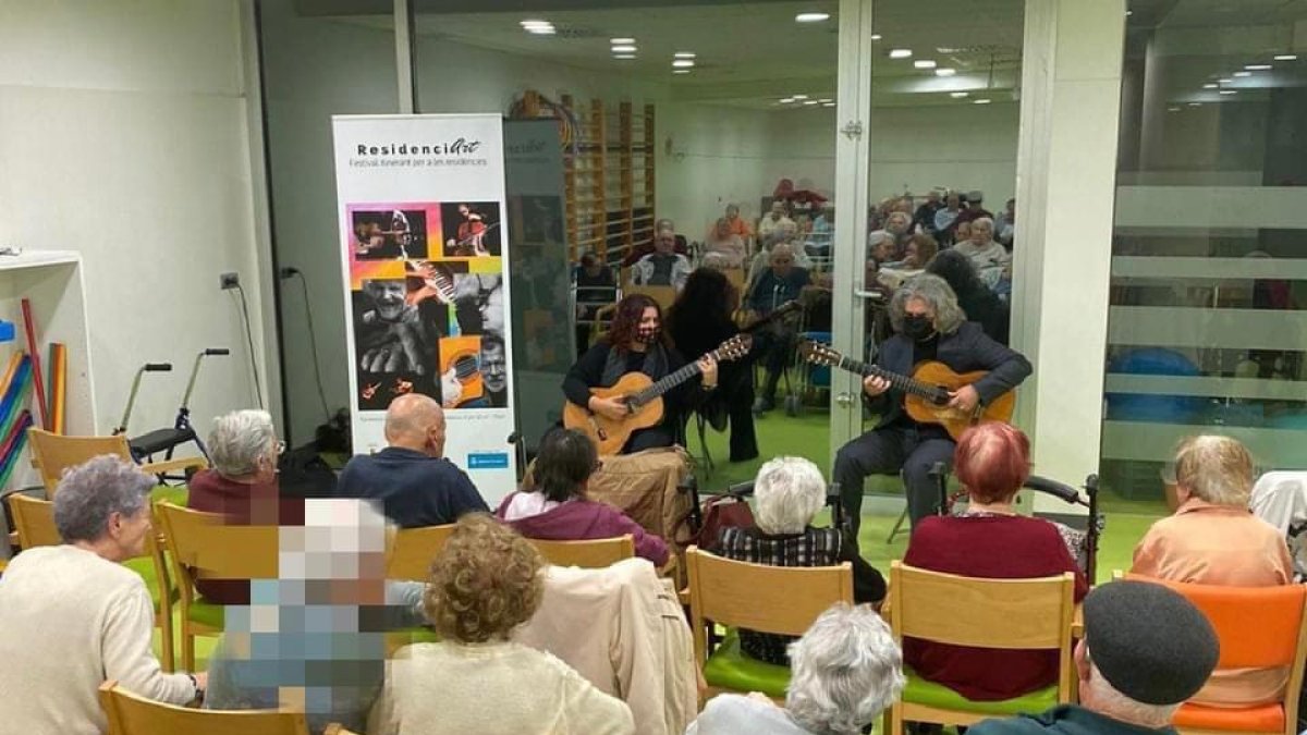 Un concierto de ResidenciArt en una residencia de personas mayores, el año pasado.