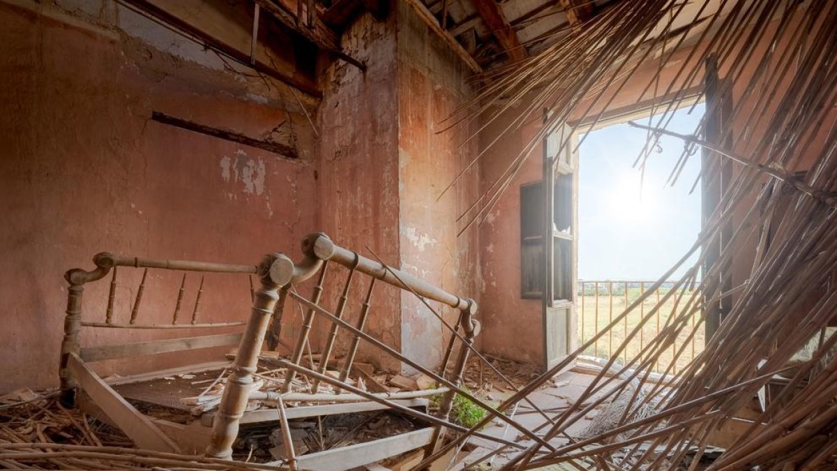 El dormitorio de una casa abandonada, fotografiado por Jaume Cardona.