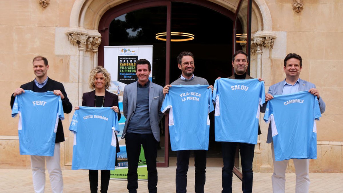 Quim Cristià, vicepresident de la FEHT; Meritxell Roigé, presidenta del Patronat de Turisme de la Diputació; Gavin Makel, director general del Manchester City Femení, i alcaldes de Vila-seca i Cambrils en la presentació de l'acord de patrocini amb el club