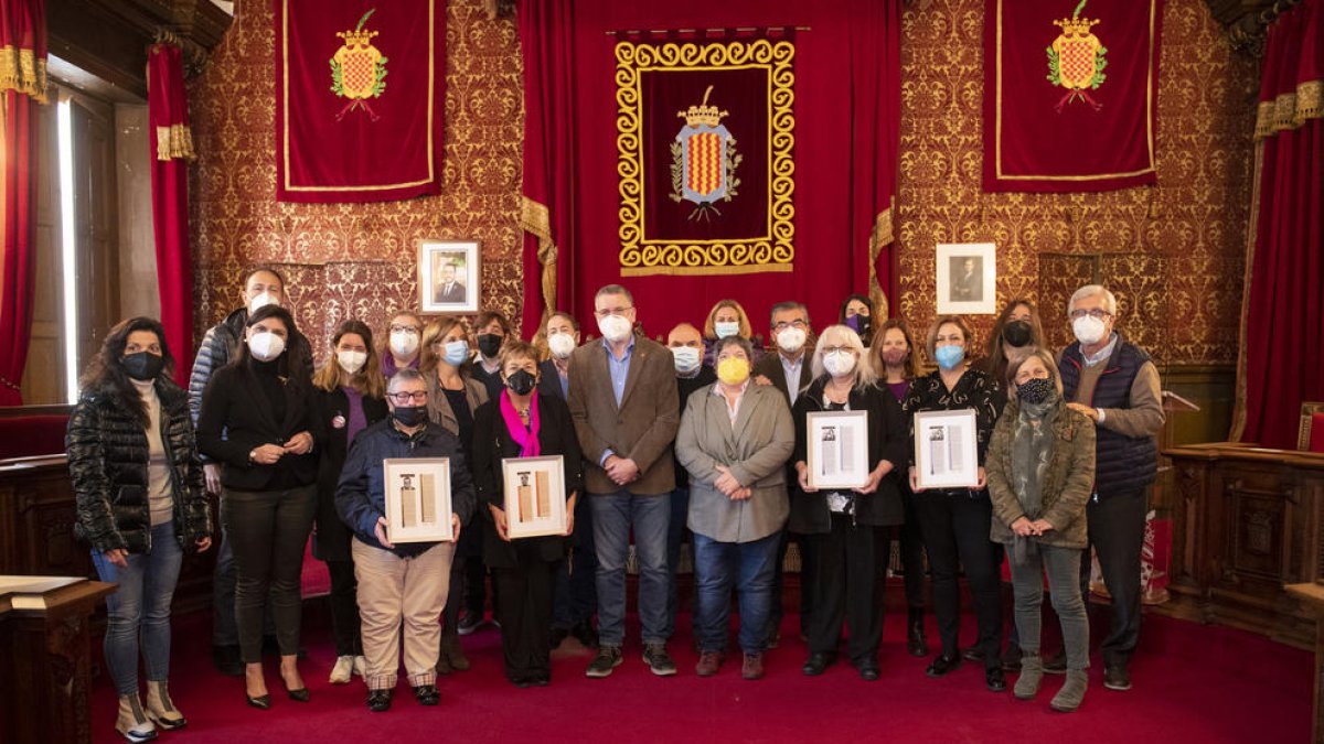 Foto de família amb les quatre dones reconegudes.