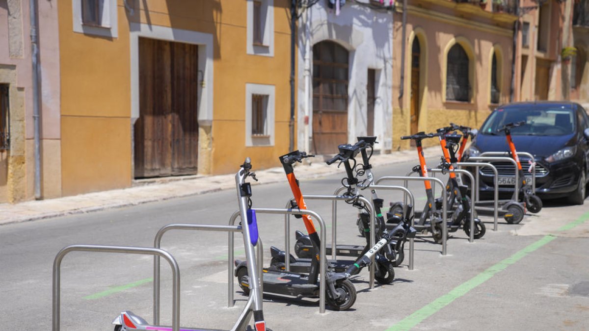 Imagen de un aparcamiento con patinetes eléctricos de alquiler a la Parte Alta.