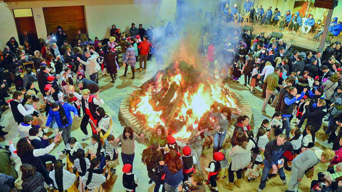 La foguera s'encendrà divendres i s'hi ballaran jotes al voltant.