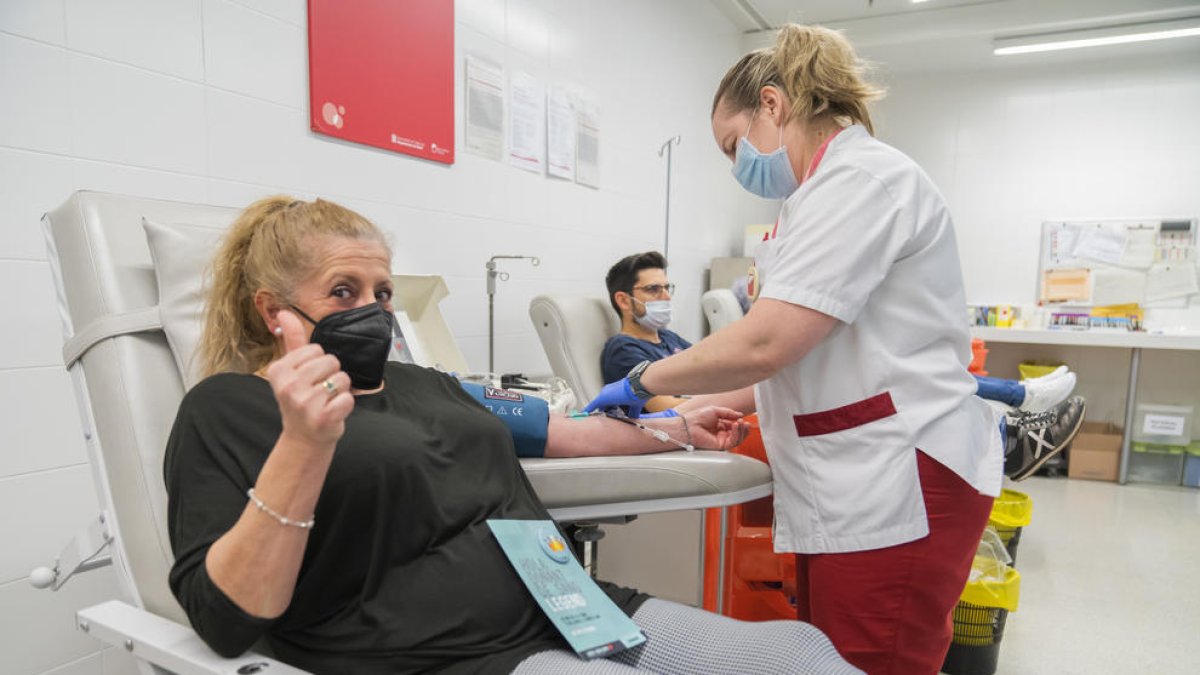 Una de las donantes de sangre, mostrando una actitud positiva, durante la jornada de ayer.