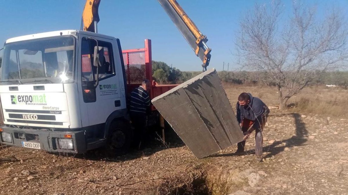 La col·locació d'una de les cobertes de formigó.