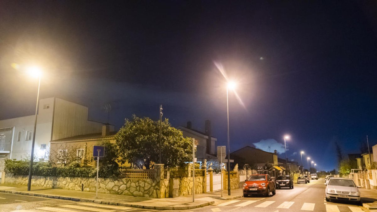 El carrer Francolí il.luminat, ahir al vespre.