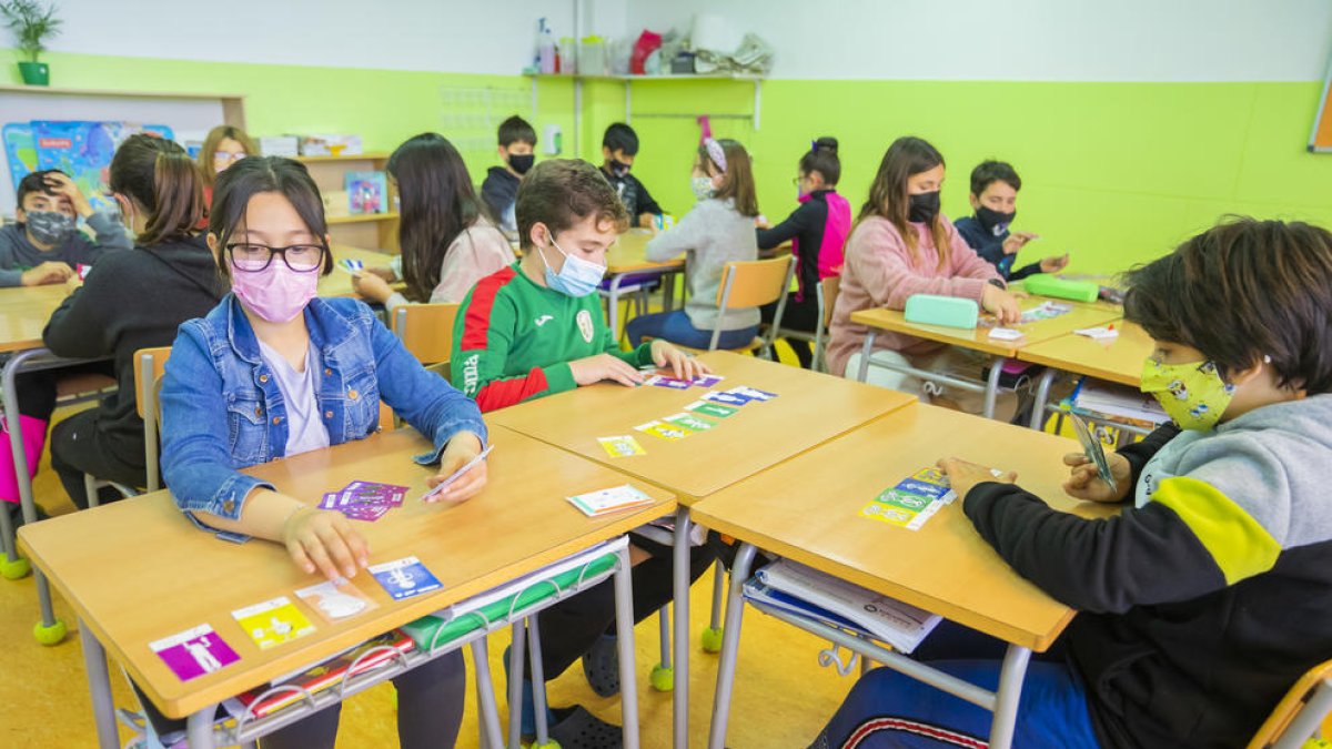 Los niños y niñas han hecho las ilustraciones de las barajas, que están numeradas.