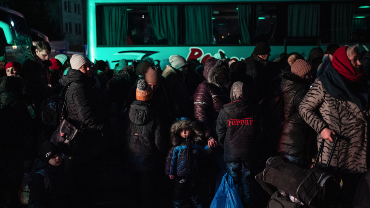 Un nen agafat de la mà d'un adult a la frontera d'Ucraïna, al municipi de Shehyni, abans d'arribar a l'encreuament per passar a Polònia

Data de publicació: dilluns 07 de març del 2022, 17:38

Localització: Lviv (Ucraïna)

Autor: Joan Mateu Parra