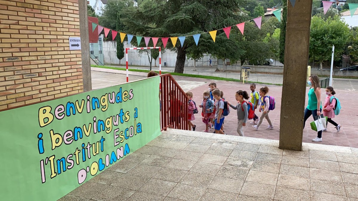 Moment de l'entrada a l'Institut Escola d'Oliana (Alt Urgell).