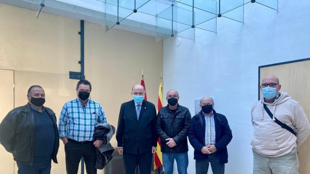 Miembros representantes de Mayores Seguros con Joan Sabaté después de la reunión de ayer.