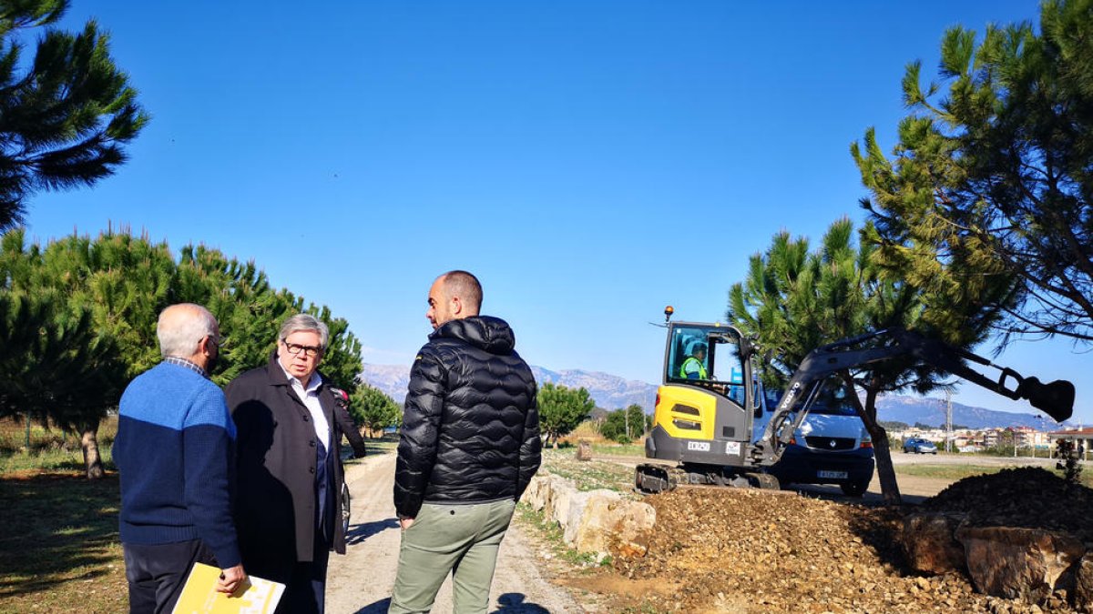 El presidente del Consell Comarcal del Baix Ebre, Xavier Faura, el vicepresidente y alcalde de Roquetes, Ivan Garcia, y el vicepresidente y conseller comarcal de Turisme, Francesc Vallespí.