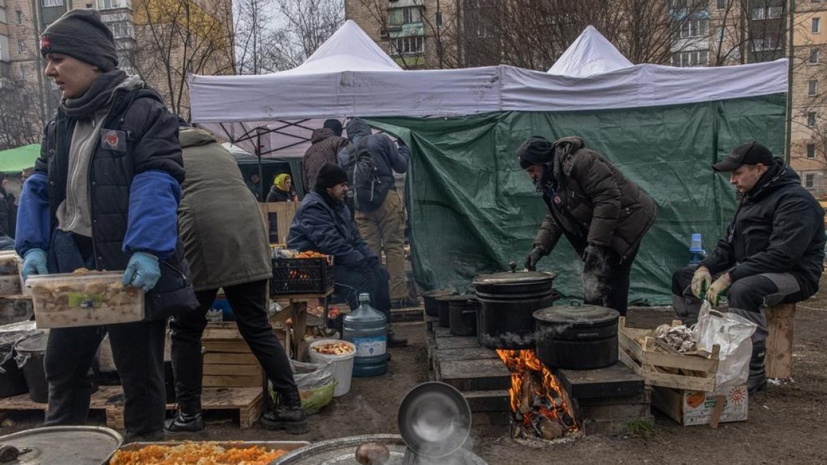 Ucraïnesos en un camp al checkpoint de Kíev.