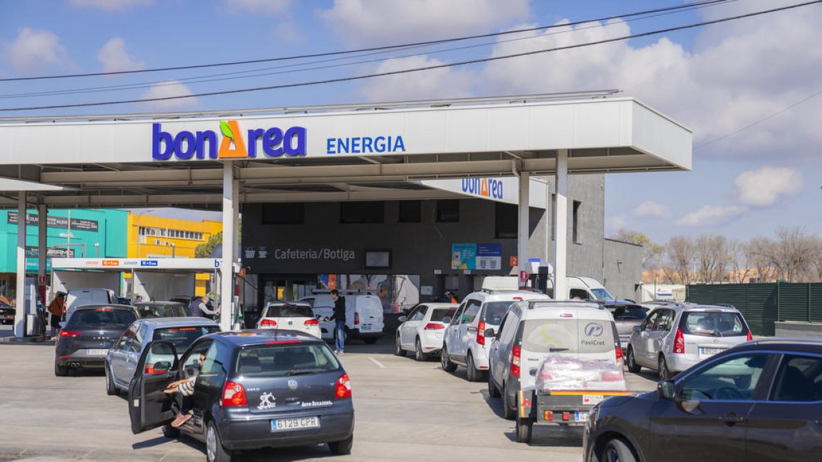 Cola de vehículos ayer por la mañana en la gasolinera BonÀrea del polígono Francolí de Tarragona.