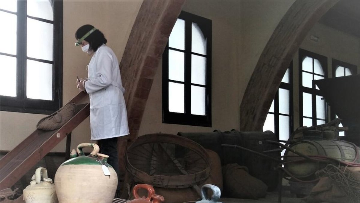 Fotografía sobre el fondo museístico de la Cooperativa Agrícola que ha adquirido el Ayuntamiento de Cambrils.