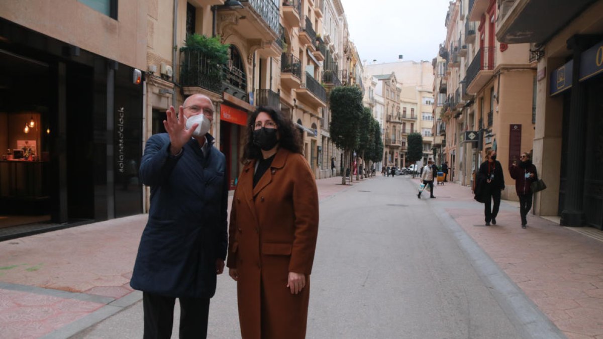 El alcalde de Reus, Carles Pellicer, y la concejala de Urbanismo de Reus, Marina Berasategui, en la calle de Santa Anna.