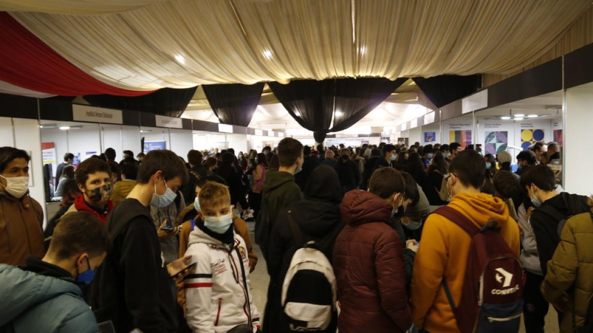 Multitud d'estudiants en el 22è Espai de l'Estudiant a Valls.