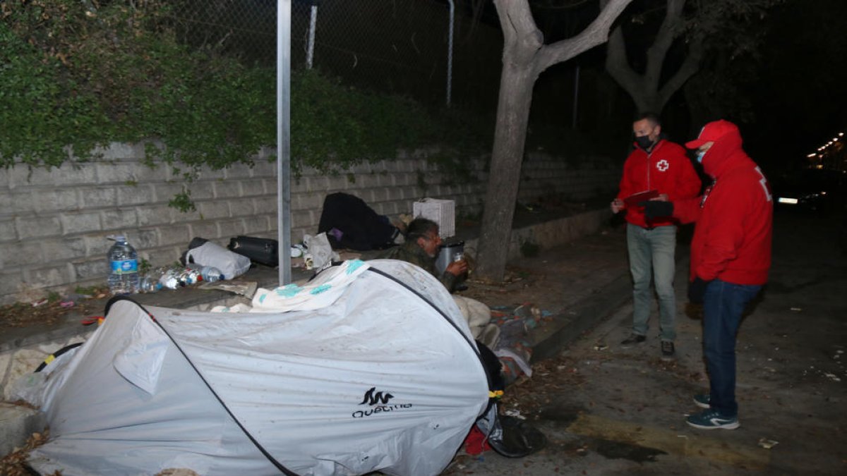 Voluntaris de Creu Roja atenent un sensesostre durant l'Operació Iglú de Tarragona.