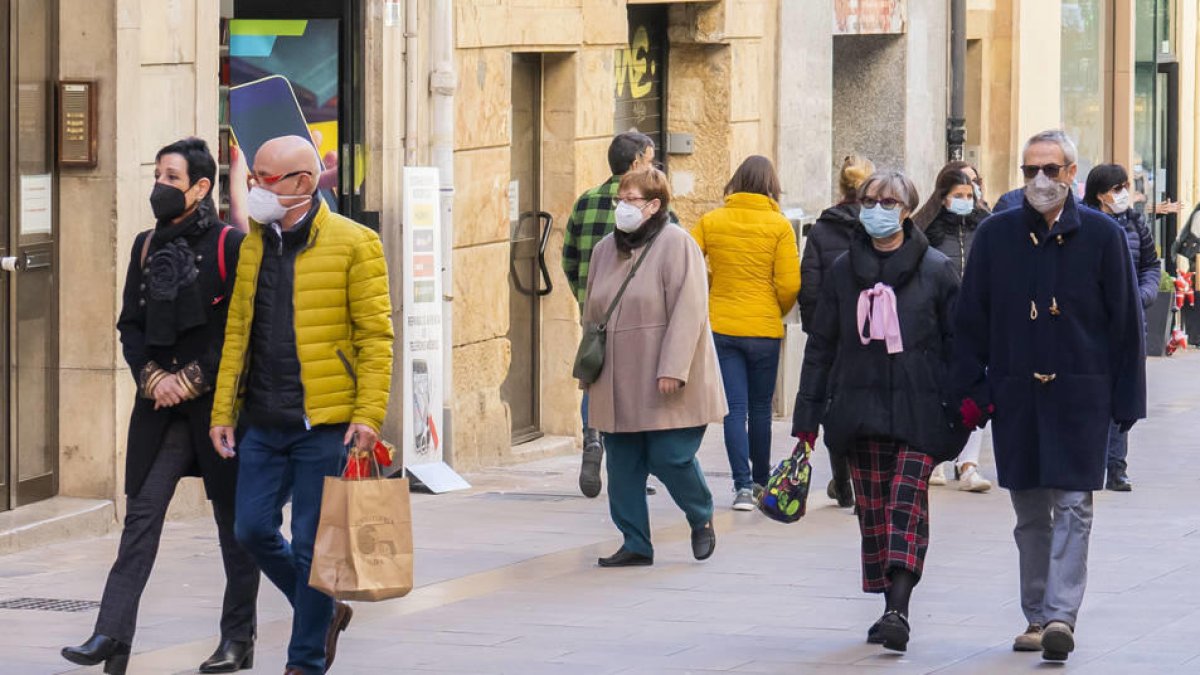 Gent amb mascareta passejant per Tarragona.