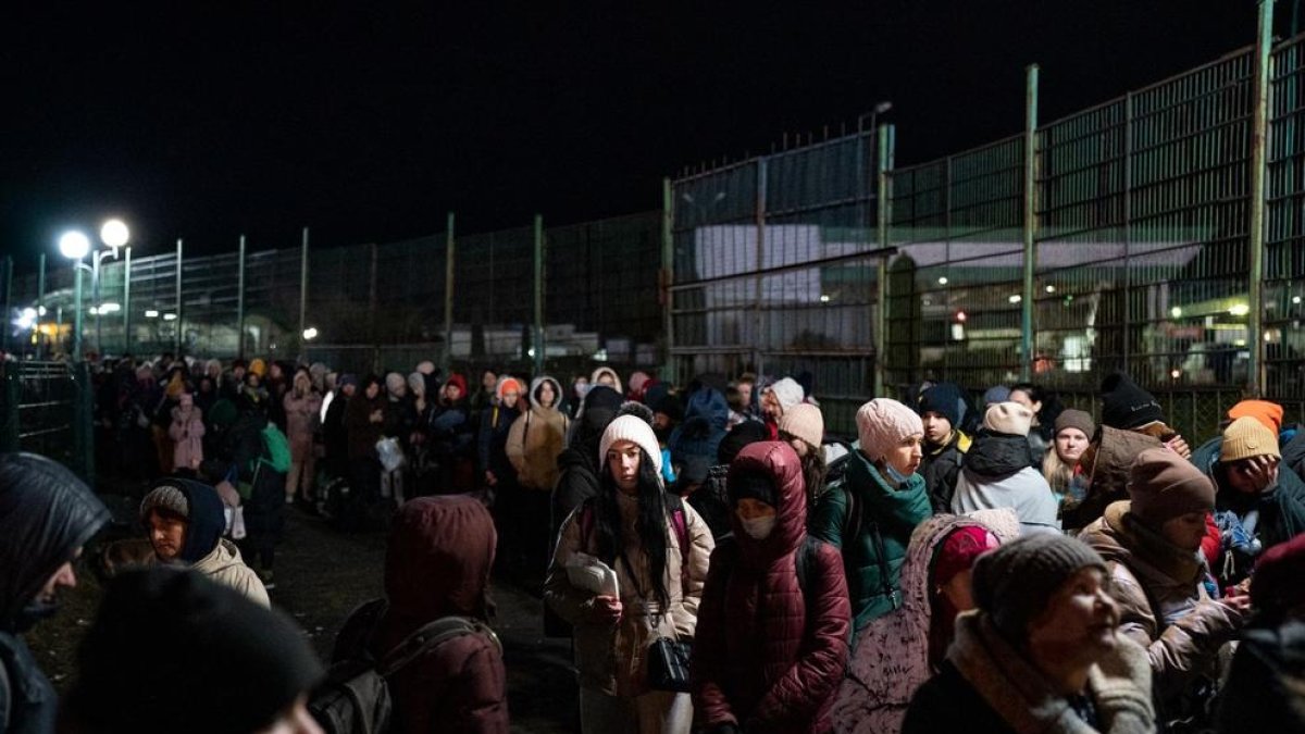 Refugiados ucranianos, en la frontera, en el municipio de Shehyni, antes de llegar al cruce para pasar a Polonia.