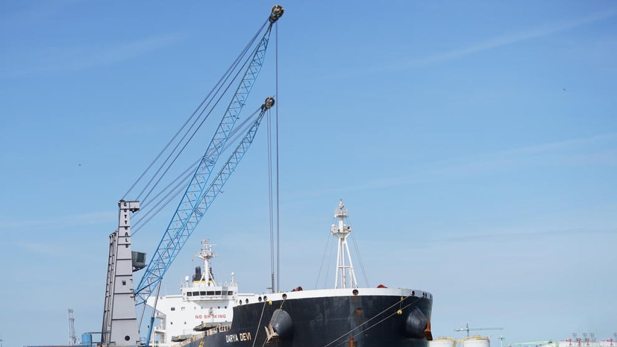 Un vaixell carregat de cereals al Port de Tarragona.