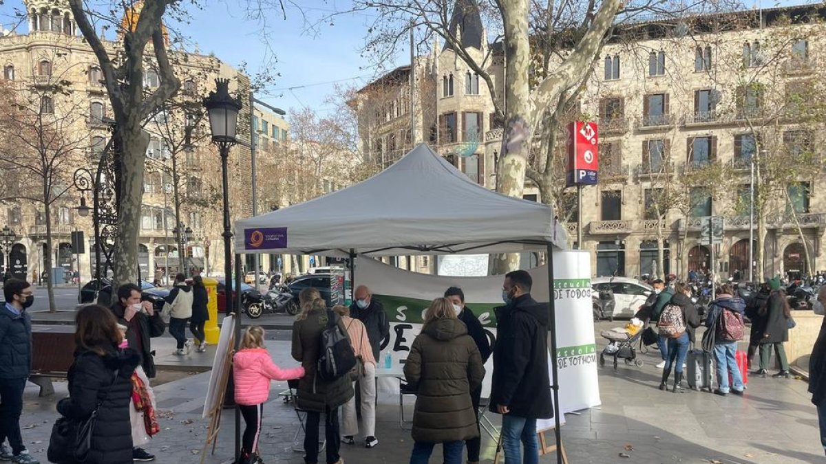 Imatge d'arxiu d'una carpa informativa de la plataforma 'Escola de Tots'.