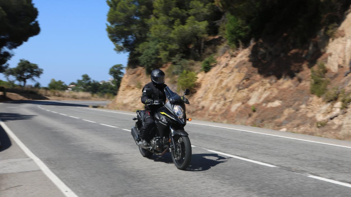 Un mosso|mozo circulante con una de las dos nuevas moto mirilla.