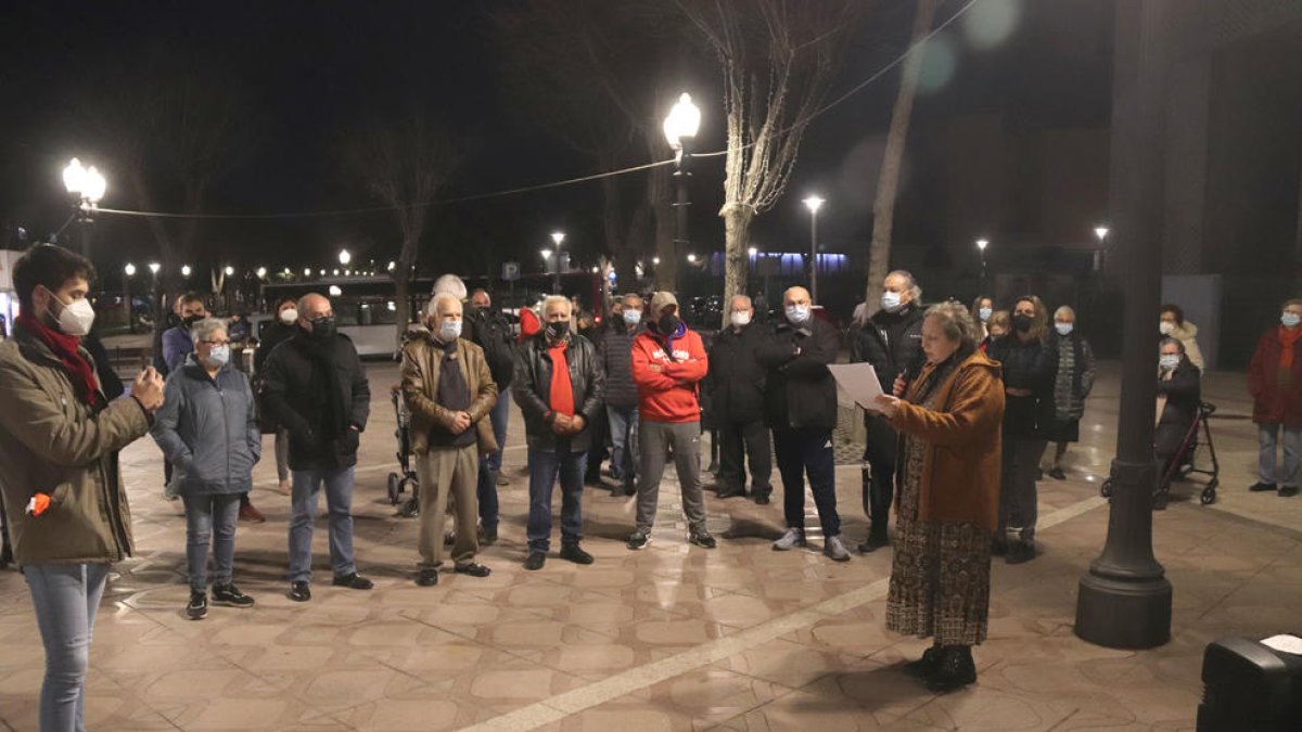 Concentració convocada per l'Associació de Veïns de Bonavista en el segon aniversari de l'explosió a IQOXE.