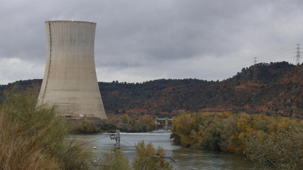 Pla general de la central nuclear d'Ascó, a la Ribera d'Ebre, i de la turbina de vapor arran de riu.
