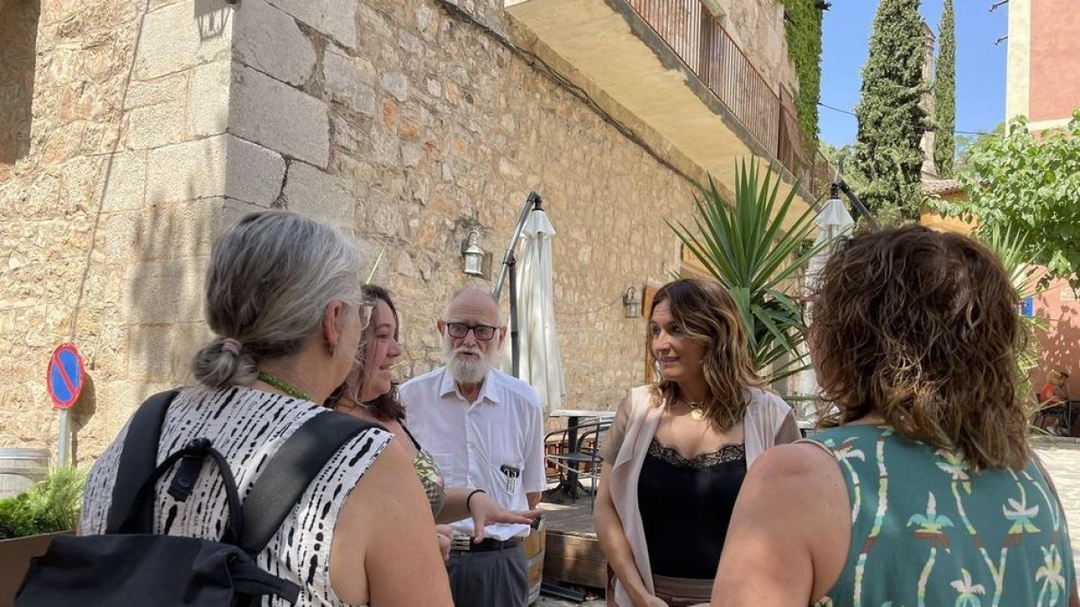 Laura Vilagrà va visitar diversos municipis del Priorat.