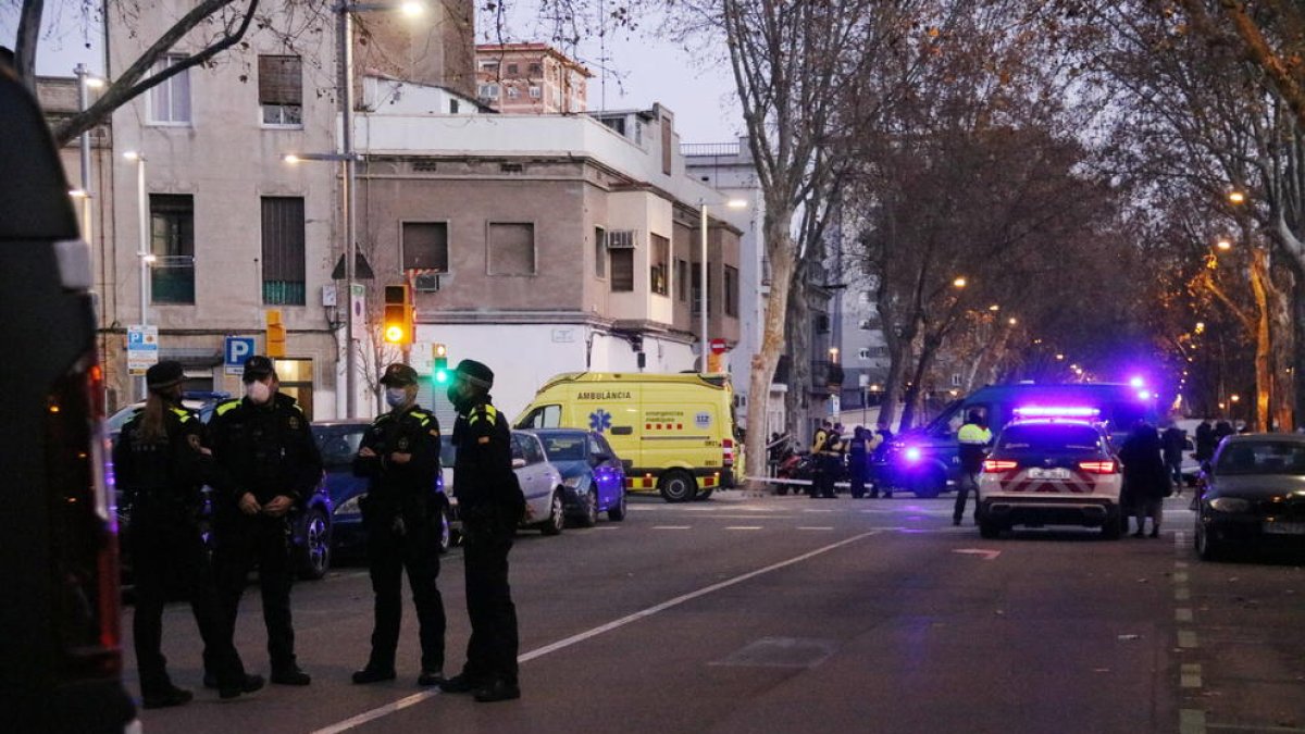 El dispositivo para detener un hombre atrincherado que habría herido dos personas en Barcelona desde el cordón policial.
