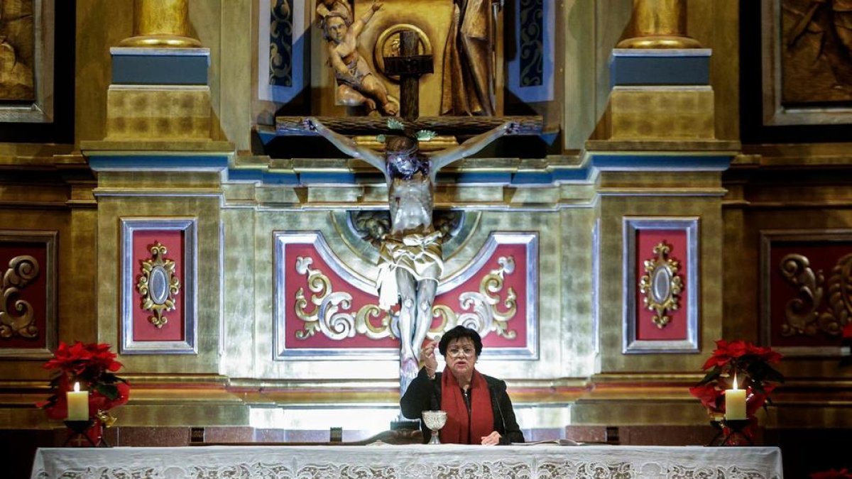 Concepción Motlló, en la imagen mientras celebra la liturgia en la Iglesia de Sant Jaume de Arbeca (Lleida)