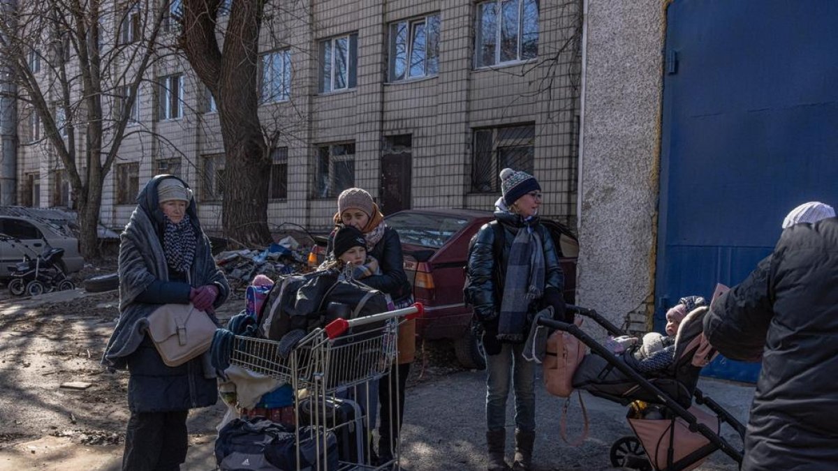 Residentes de Kyiv esperando a ser evacuados.