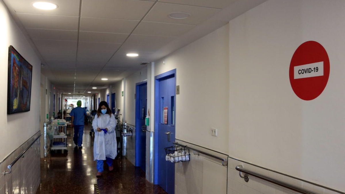 Un doctora en el Hospital del Mar donde hay pacientes covid.