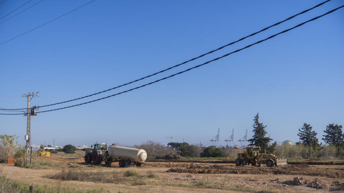 Vista de les obres on ha d'anar el prirmer vial d'accés a la Zona d'Activitats Logístiques.