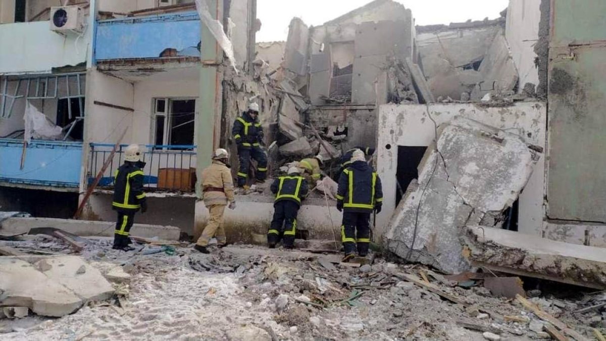 Equips d'emergències treballen en un edifici bombardejat a la regió de Khàrkiv.