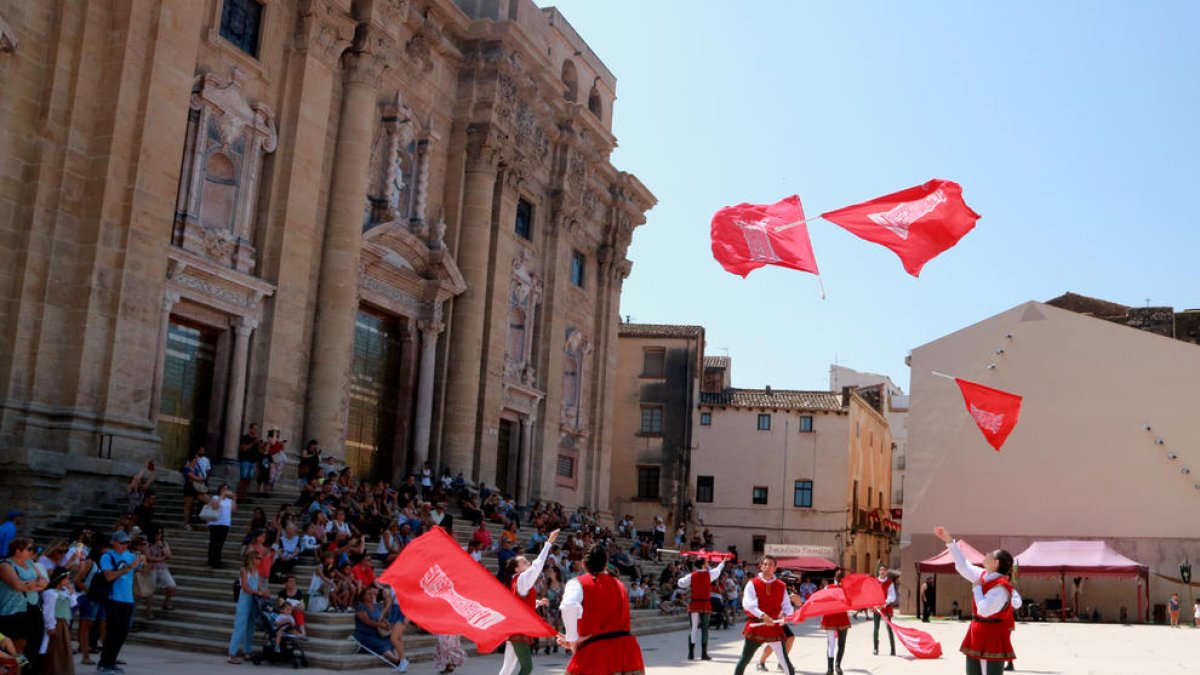 Els abanderats de la Festa del Renaixement han actuat aquest dissabte a la plaça de la Catedral de Tortosa.