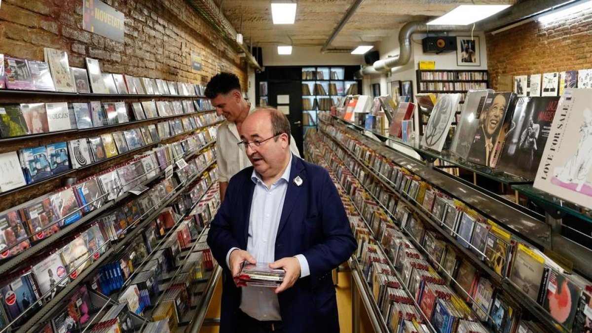 Miquel Iceta visita una tienda de discos en Barcelona, un establecimiento inclós en el Bono Cultural Joven.