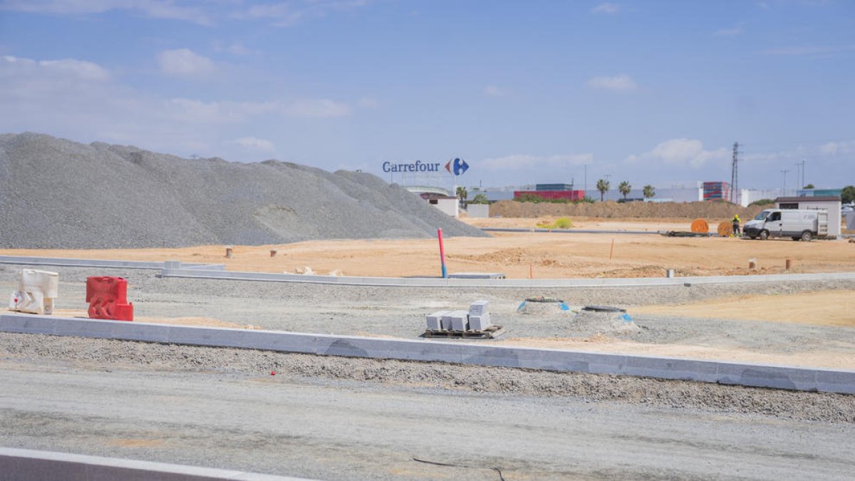 Imagen de las obras del PP10 el pasado mas de junio, cuando se iniciaba la pavimentación.