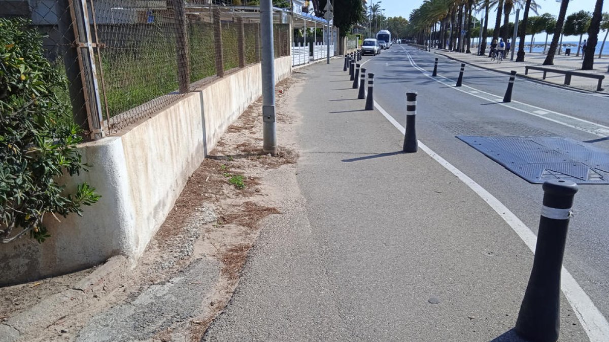 Se substituirà les pilones que fa anys que delimiten provisionalment aquest espai de vianants.