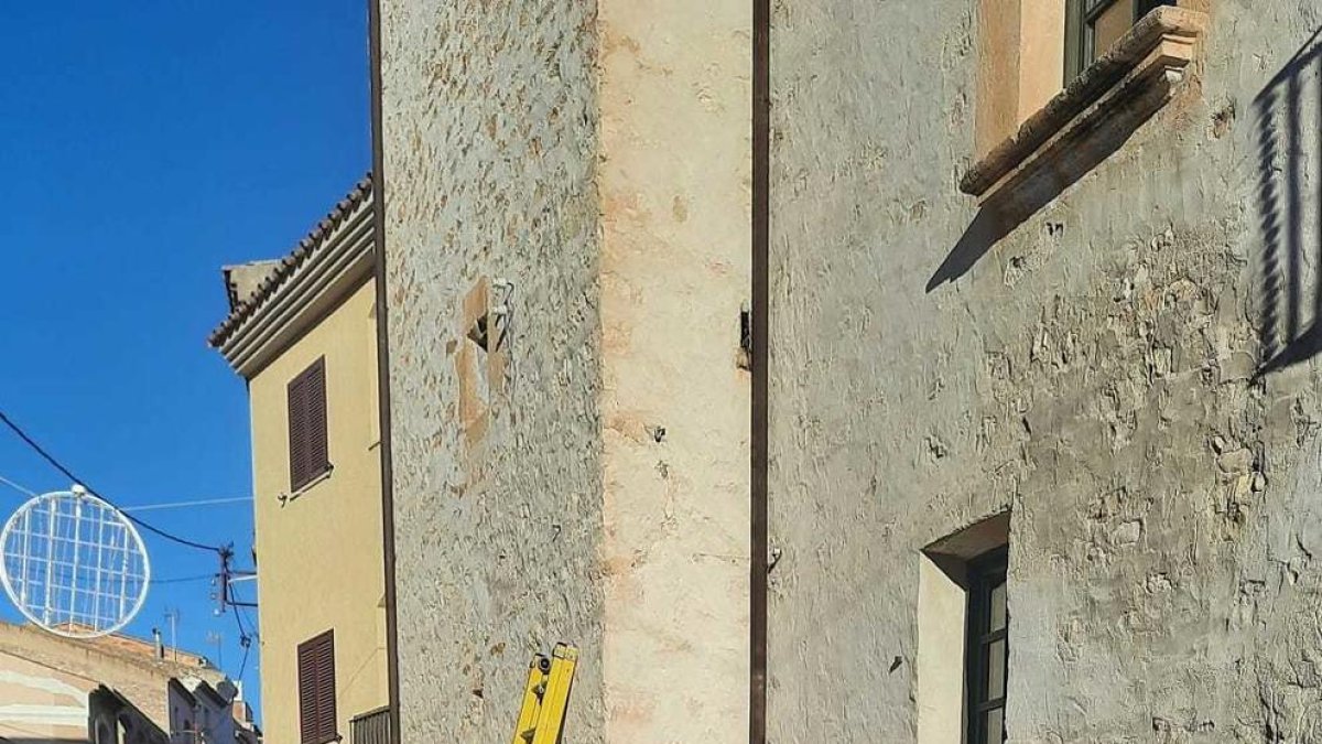 Diversos operaris treballant en la instal·lació de la fibra òptica al carrer de Sant Jaume.