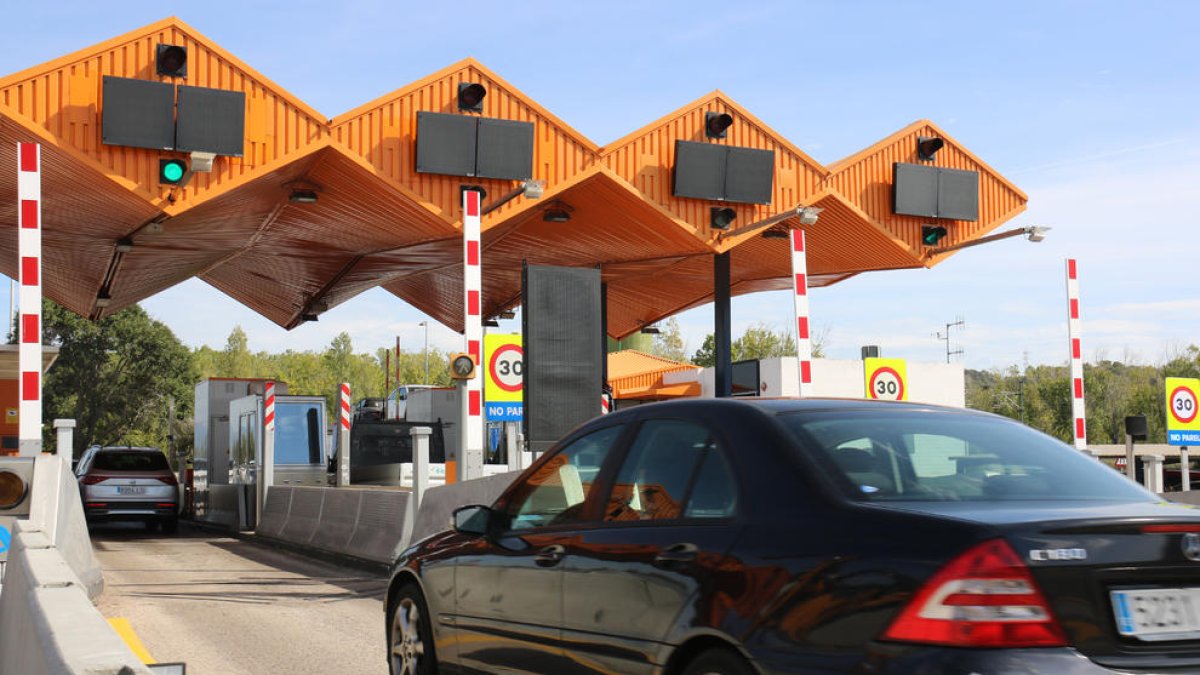 Plano general de un vehículo en el peaje de la C-33 en Mollet del Vallès.