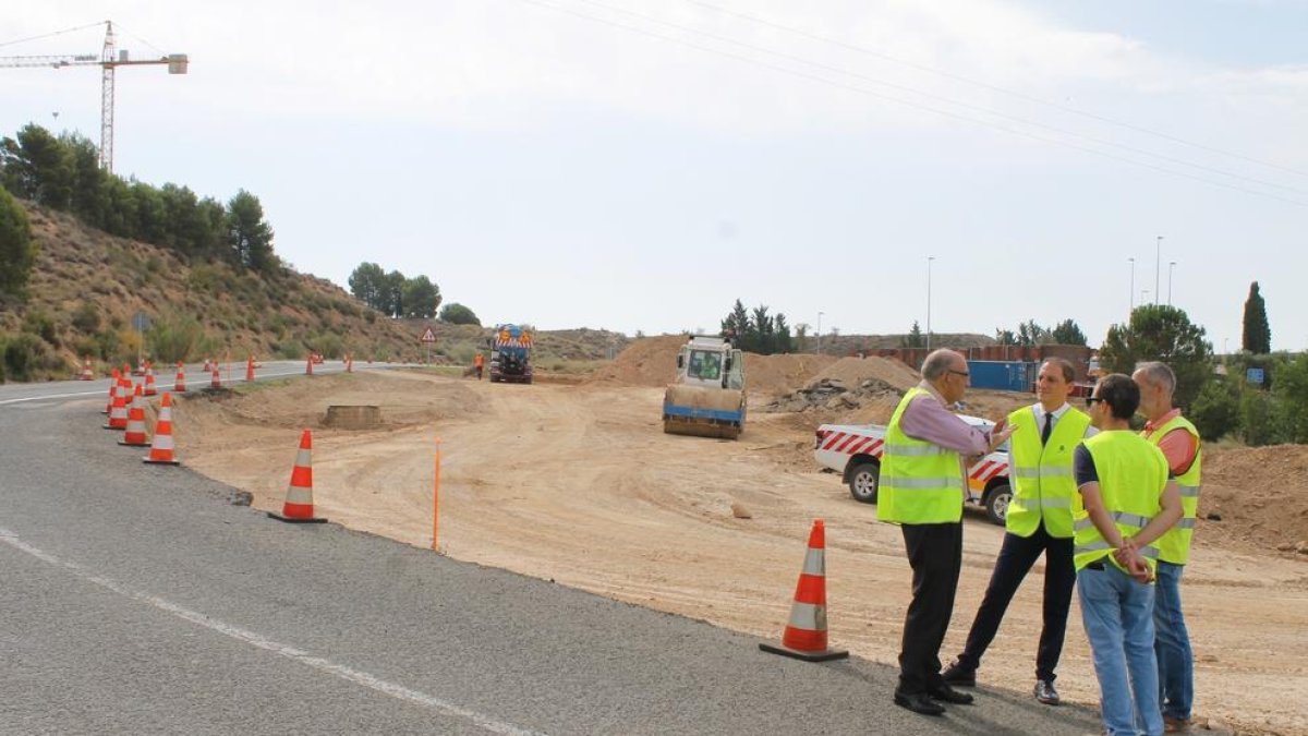 El subdelegado del gobierno español en Lleida, Jose Crespín, visita las obras que se están haciendo en la glorieta del antiguo peaje de la AP-2 en Lleida.