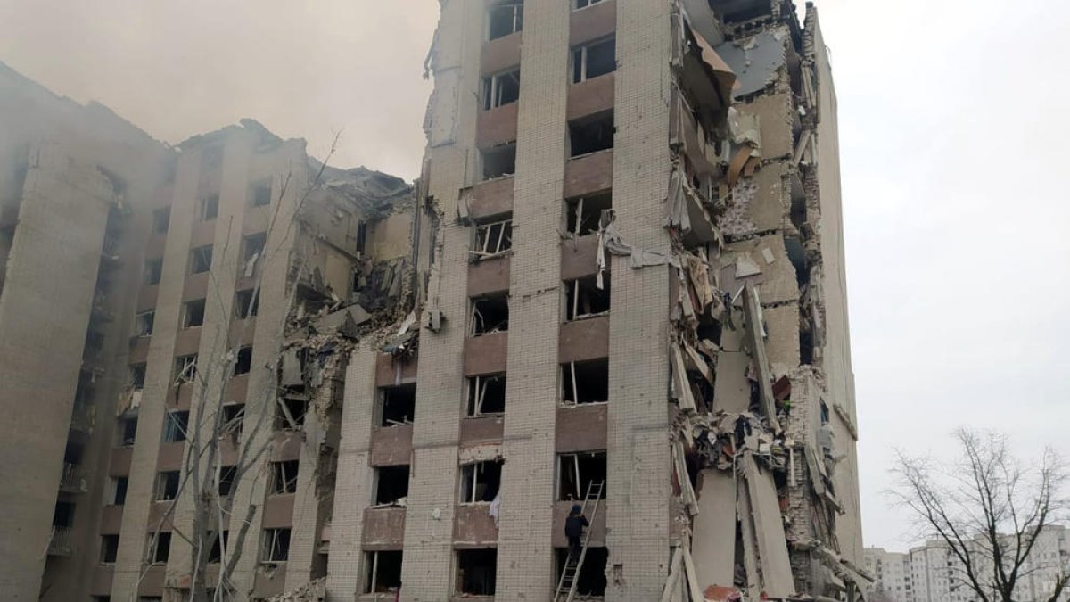 Un edificio destruido por los bombardeos en Chernihiv, en el norte de Kiiv.