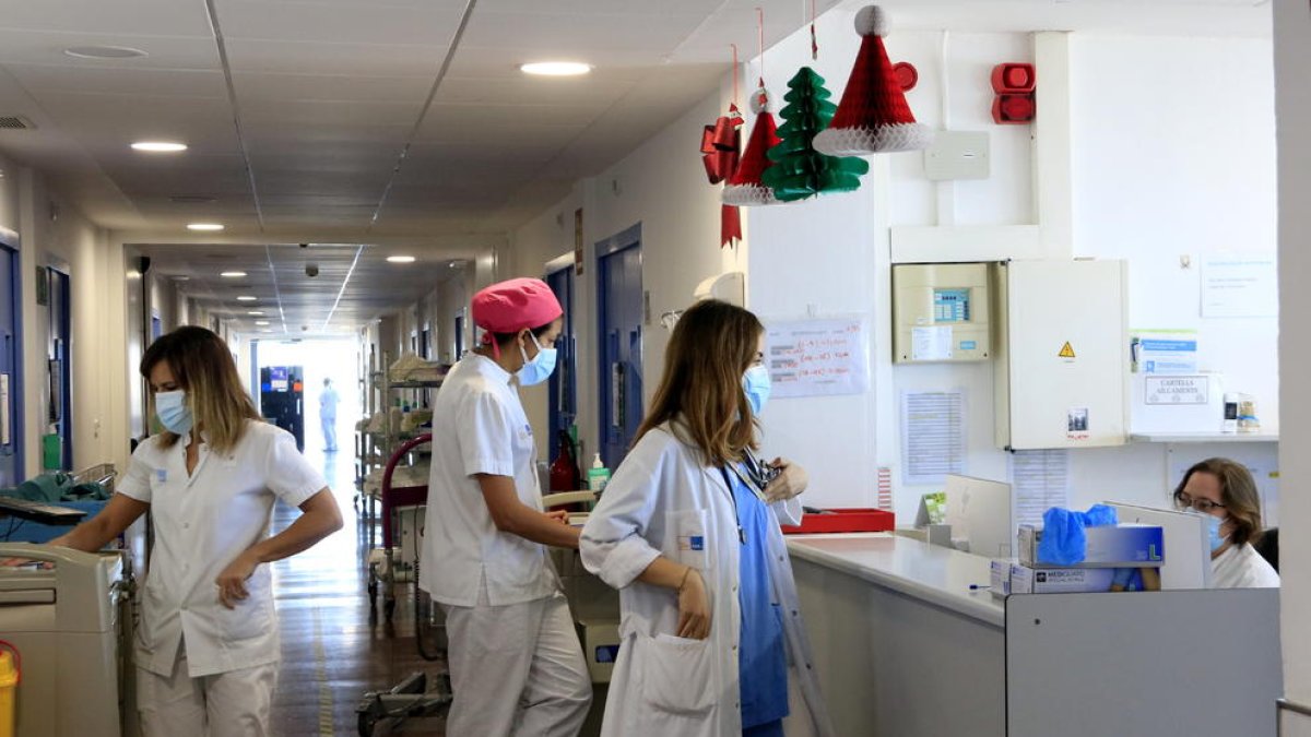 Professionals sanitàries a l'Hospital del Mar que atenen pacients amb covid-19.